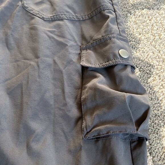All cool fit Cargo Cropped Pants in grey size M EUC - Picture 3 of 9